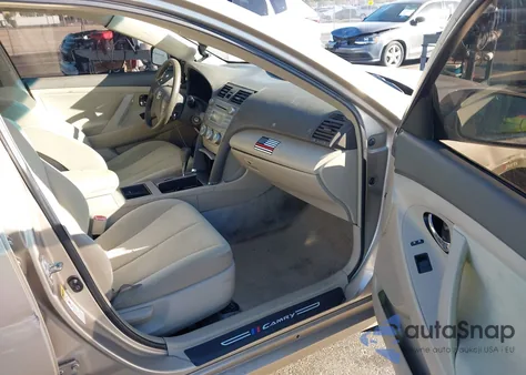 2007 Toyota Camry Le z USA, uszkodzony, nr VIN 4T1BE46K07U102696